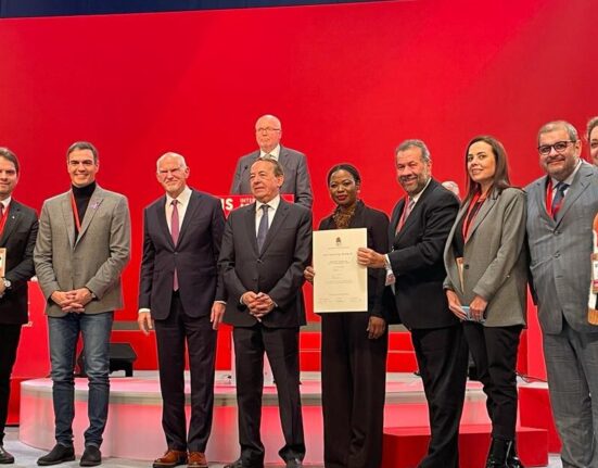 Lupi recebe homenagem na Internacional Socialista Colunismo Social