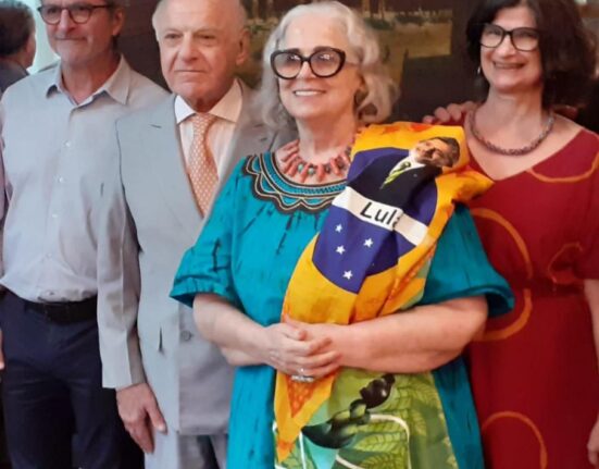 Lançamento movimentado Colunismo Social