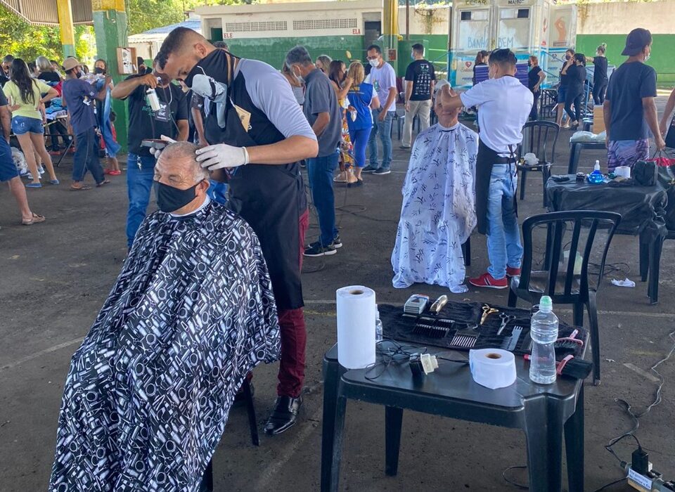 Beleza nas ruas: projeto social leva serviços de higiene, saúde e alimentação para pessoas em situação de rua Cidadania