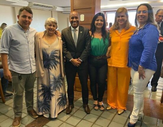 Confraternização Colunismo Social