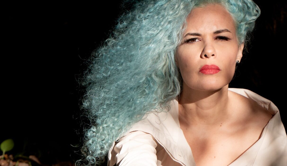 Cantora e compositora lança single e clipe clamando por libertação para todas as espécies Música