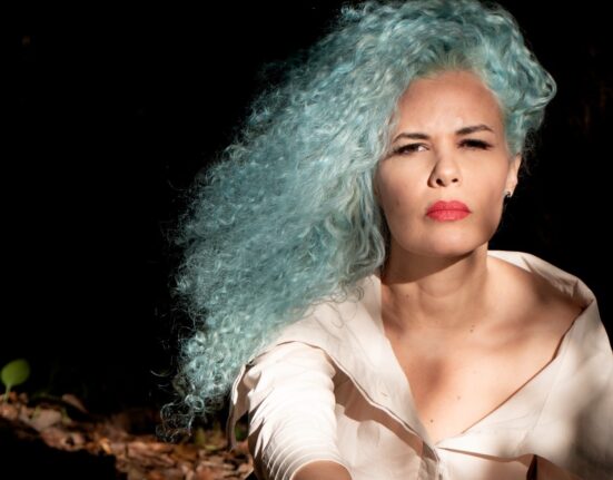 Cantora e compositora lança single e clipe clamando por libertação para todas as espécies Colunismo Social