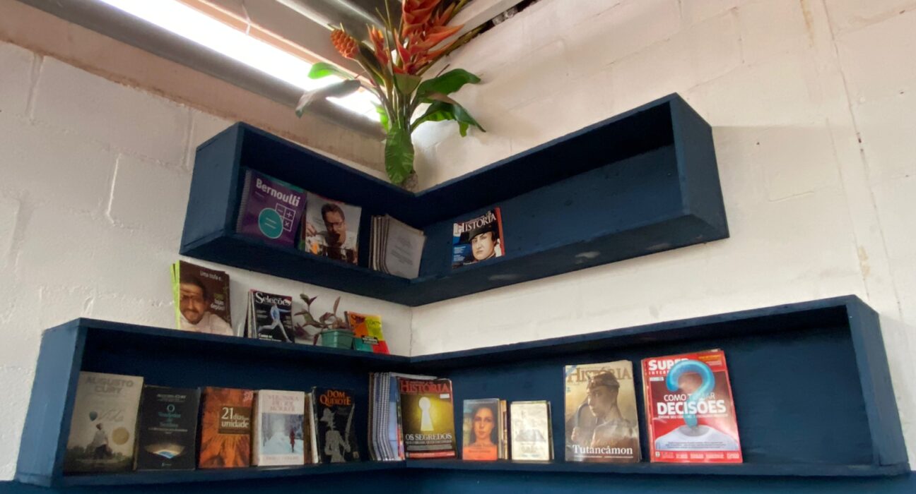 Colaboradores da construção civil ganham cantinho da leitura em canteiro de obras campanha solidária