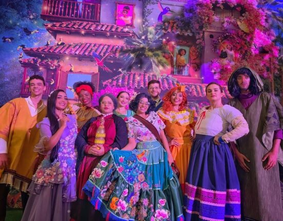 Turma da Disney, Jurassic Land e o Espetáculo Encanto são atrações deste fim de semana na Happy Land Eventos