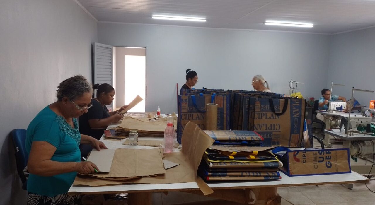 Mulheres da Fercal recebem capacitação na área de reciclagem e gestão Cidadania