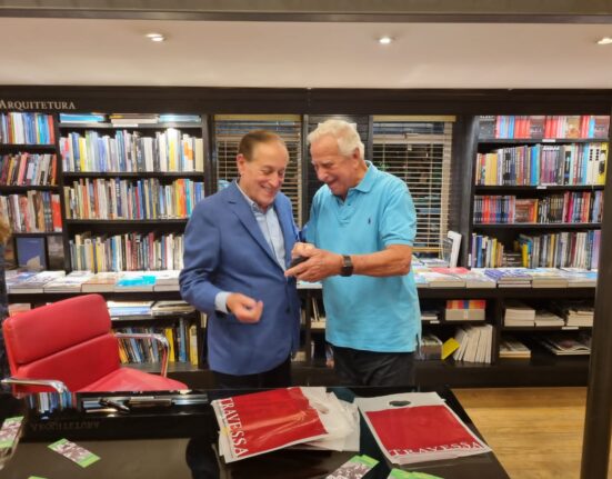 Livro sobre a política brasileira Colunismo Social