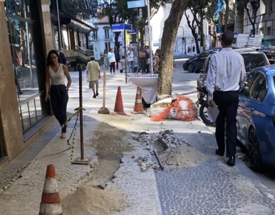 Destruição de calçada no Centro Colunismo Social