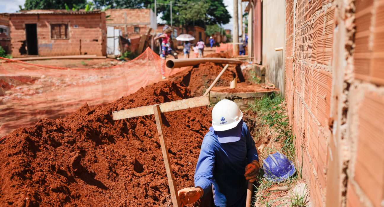 Caesb entrega elevatória de esgotos no Sol Nascente Caesb