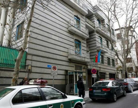 Missão diplomática do Azerbaijão no Irã sofre ataque e chefe de segurança é morto Educação