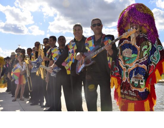 Grupo Marafreboi faz bailinho de Carnaval no DF Plaza Carnaval