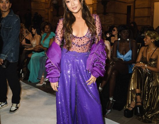Ashley Park, a Mindy de Emily em Paris, prestigia desfile da marca brasileira PatBo na NYFW Carnaval