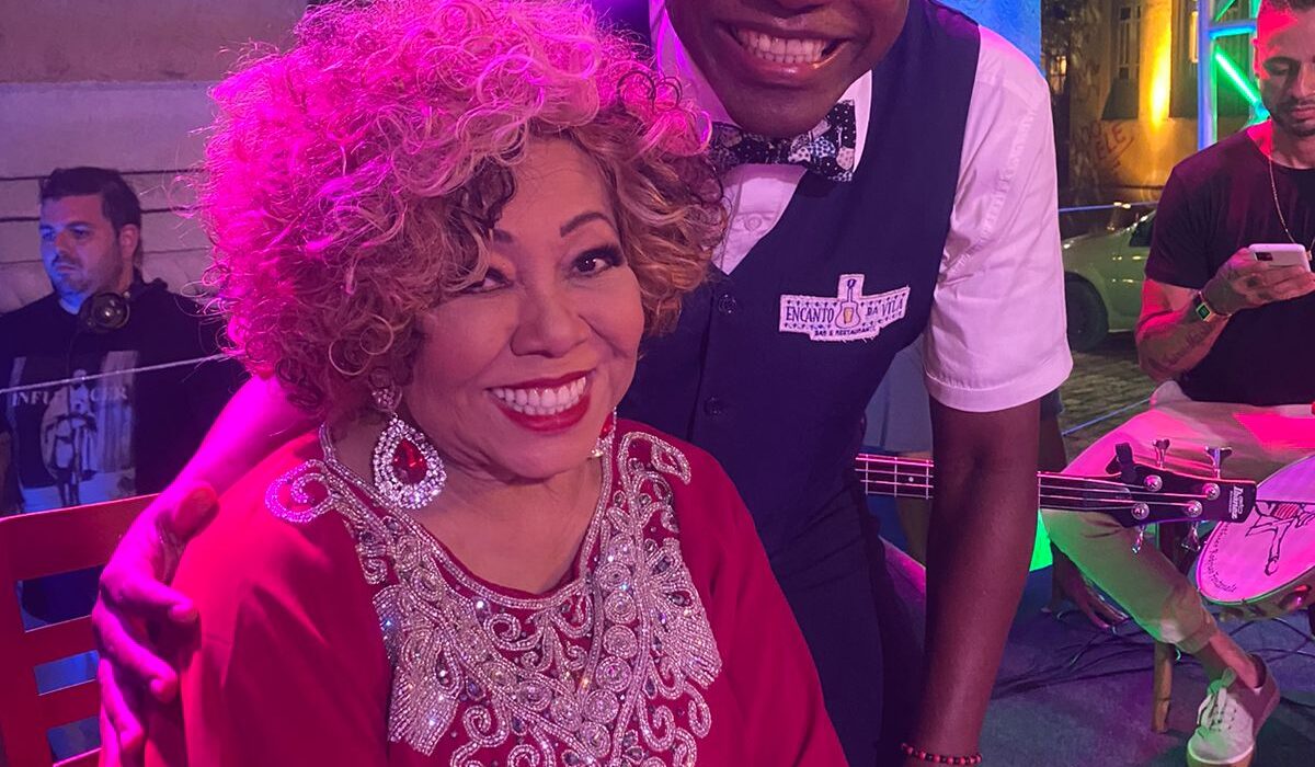 Travessia: Joel dança pela primeira vez com sua esposa no Encanto da Vila Celebridades