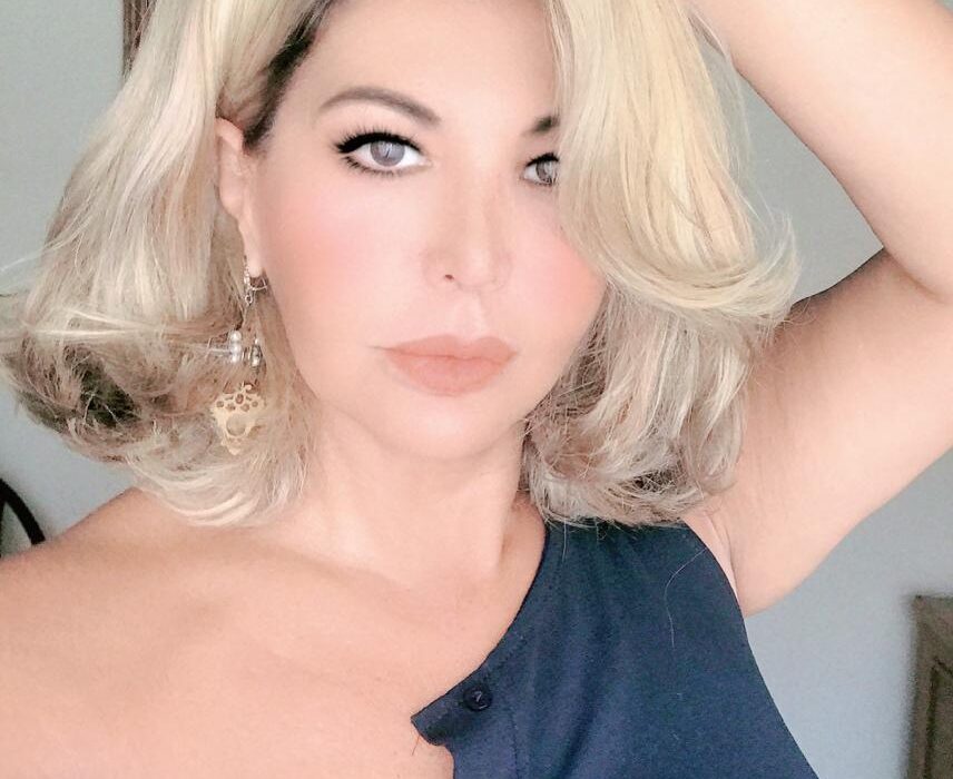 Em São Paulo, Roberta Close causa para gravação de Altas Horas ao lado de Alexandre Pires, Vera Fischer, Gabriela Prioli e Carla Diaz Celebridades