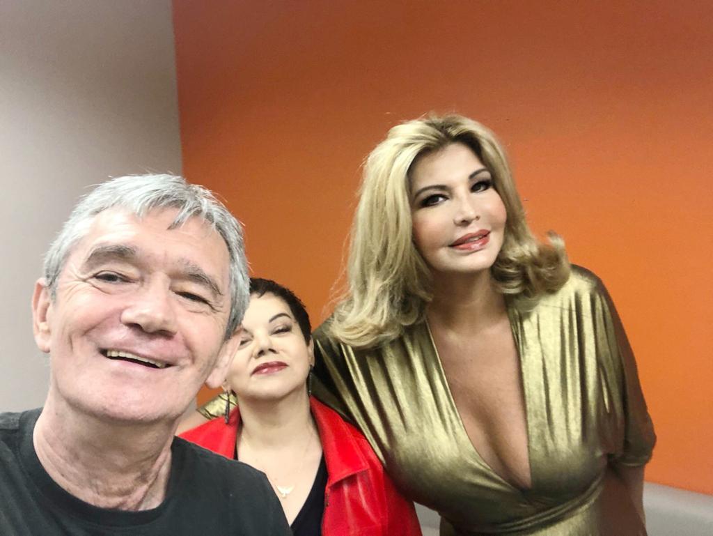 Em São Paulo, Roberta Close causa para gravação de Altas Horas ao lado de Alexandre Pires, Vera Fischer, Gabriela Prioli e Carla Diaz Celebridades