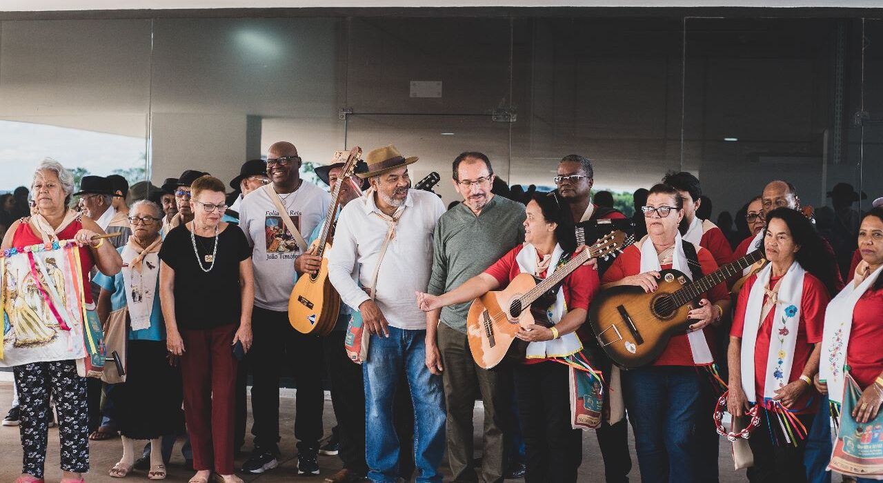 Cortejo de folia de reis visita sede da Cultura Carnaval