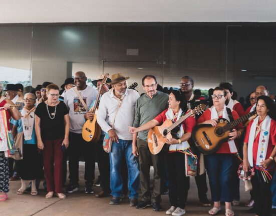 Cortejo de folia de reis visita sede da Cultura Cultura