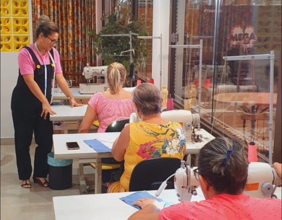 Clube de Costura ministra curso gratuito para integrantes da Associação de Mulheres Surdas Beleza
