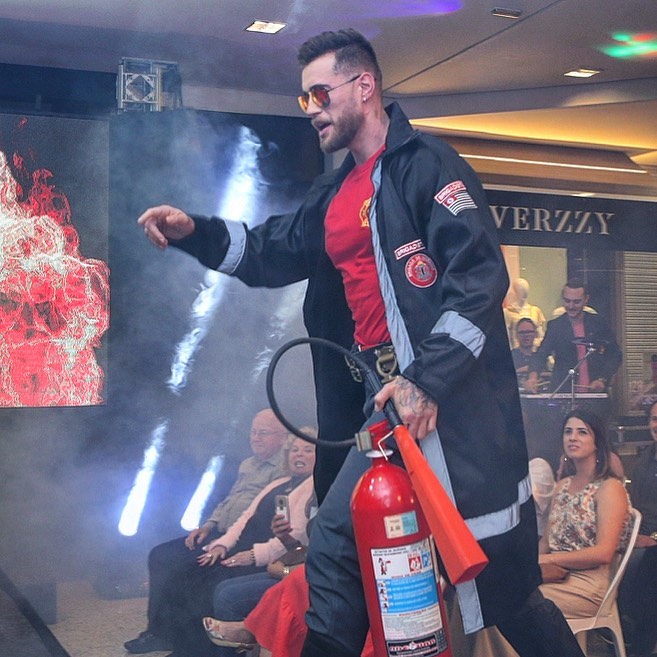 De cueca a camisa usada: Bombeiro da Eliana leiloa suas peças íntimas Celebridades