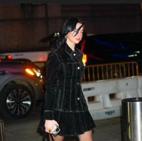 Dua Lipa usa Ferragamo para assistir jogo de basquete dos New York Knicks Moda