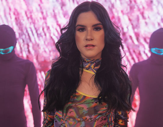 Anaiza lança clipe de “Here With You", pioneira no Brasil em apresentações no metaverso Música