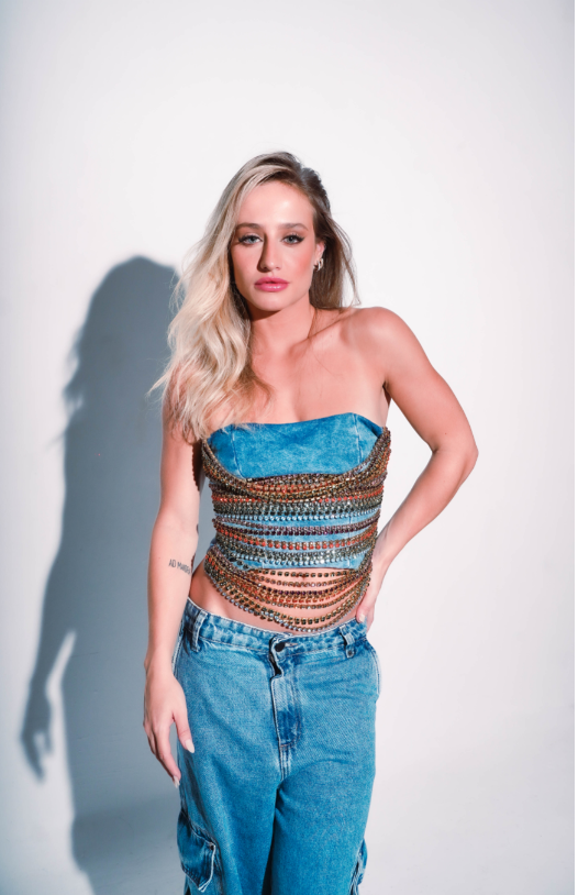 Primeiro single de Bruna Griphao alcança o Top 10 virais do Spotify Colunismo Social