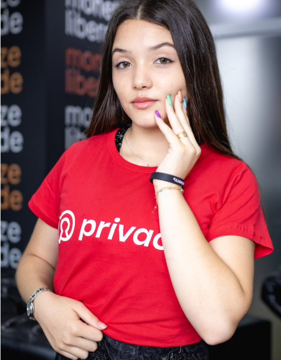 Milionária aos 19 anos, ex-vendedora muda de vida com a Privacy Notícias