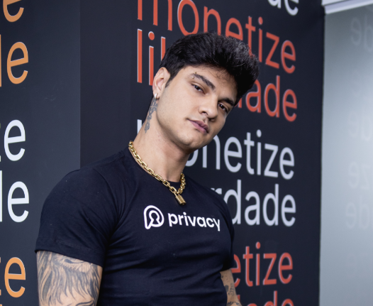 Davi Kneip do hit 'Sentadona' entra na Privacy Música