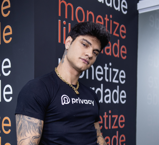 Davi Kneip do hit 'Sentadona' entra na Privacy Beleza