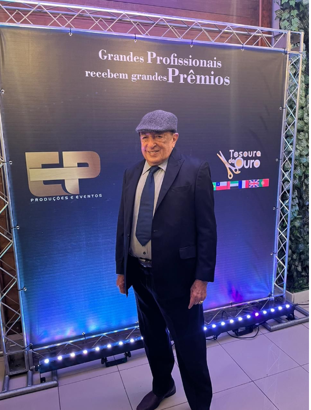 Tesoura de Ouro é entregue ao presidente da ACEC durante a 20ª edição do Hair Brasil 2023, em São Paulo Beleza