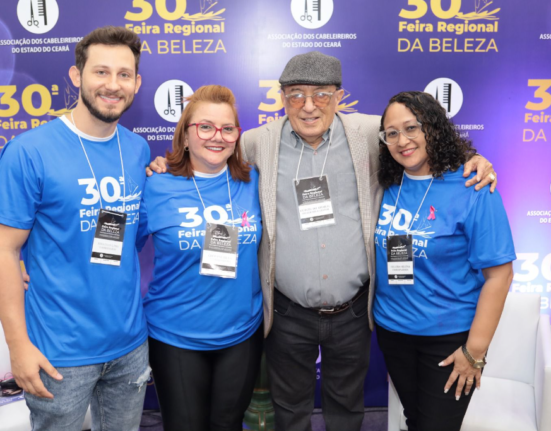 Tesoura de Ouro é entregue ao presidente da ACEC durante a 20ª edição do Hair Brasil 2023, em São Paulo Música