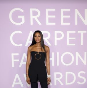 Naomi Campbell usa Ferragamo no Green Carpet Fashion Awards Moda