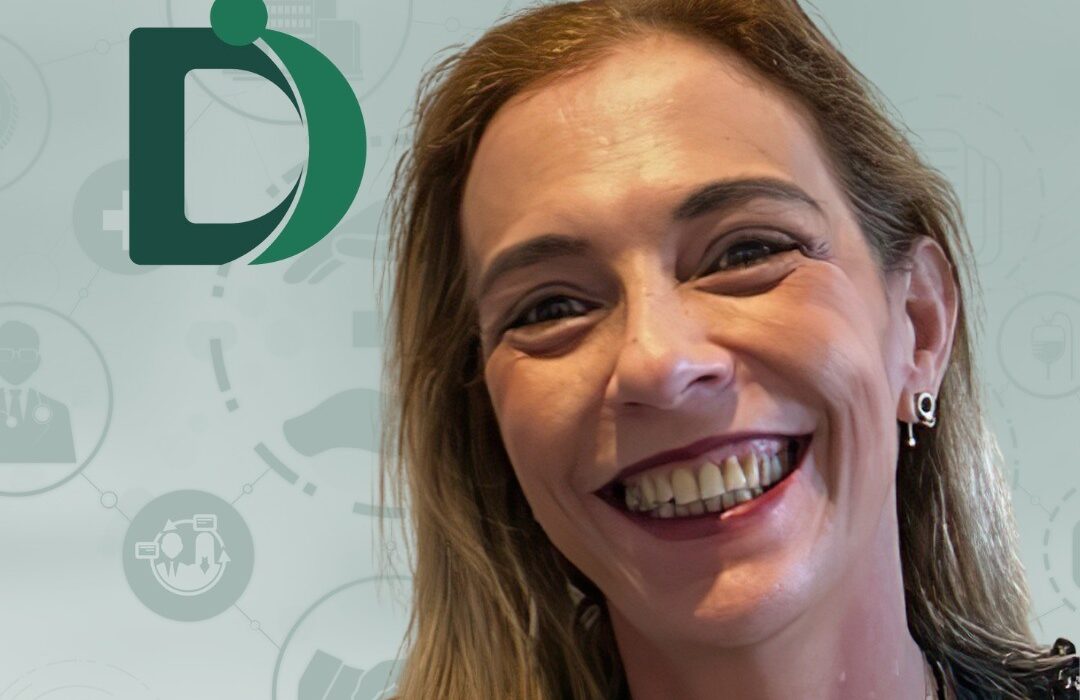 Mulher em menopausa: bem-informada, feliz e saudável, com uso correto do chip hormonal Saúde