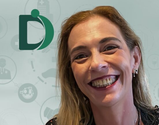 Mulher em menopausa: bem-informada, feliz e saudável, com uso correto do chip hormonal Música