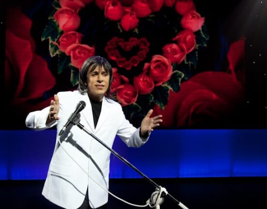 Centro de Convenções Chico Anysio estreia com show de Tom Cavalcante Oficinas