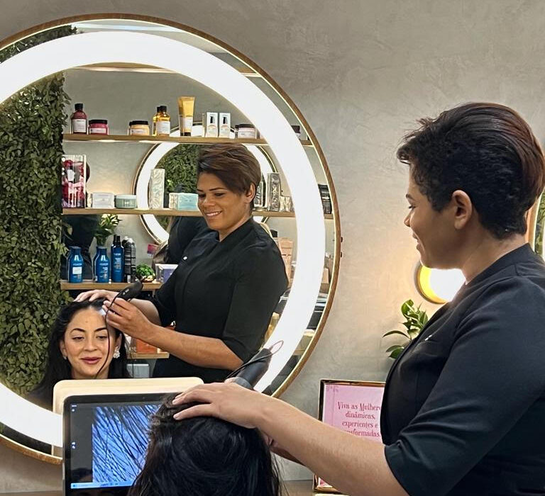 Queda capilar: de que forma os problemas hormonais afetam os cabelos? Tricologista aponta tratamento para resolver o problema Beleza