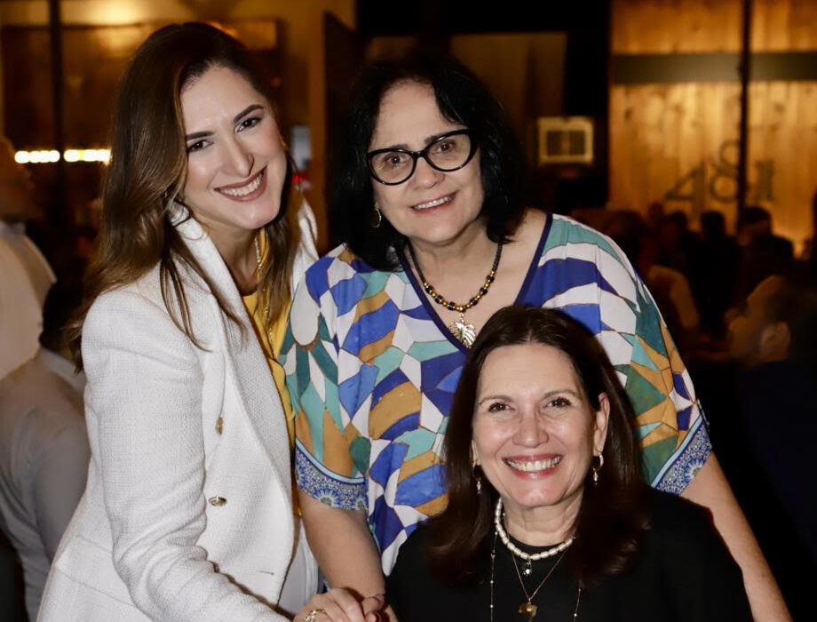 Cristiane Brito comemora 20 anos de advocacia ao lado da senadora Damares, parentes e amigos Colunismo Social