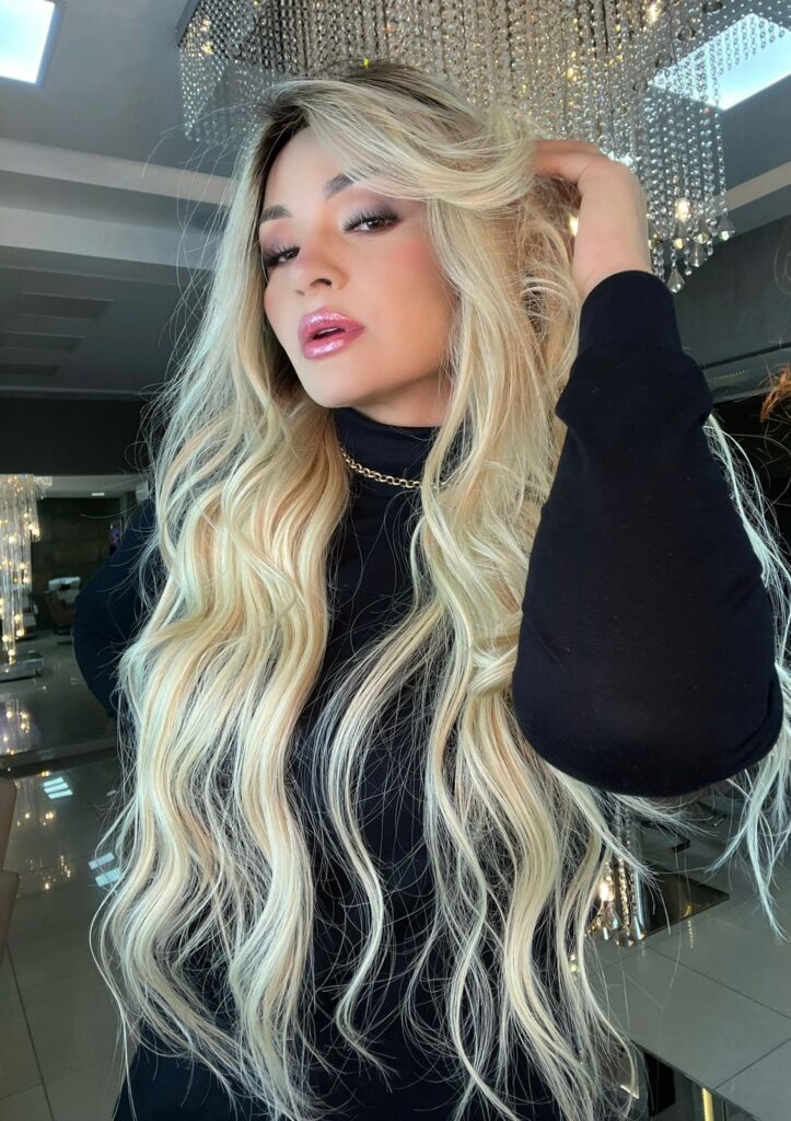 Cabeleireira brasileira conquista o mundo e fatura mais de meio milhão por mês com técnica de alongamento micro emborrachada Beleza