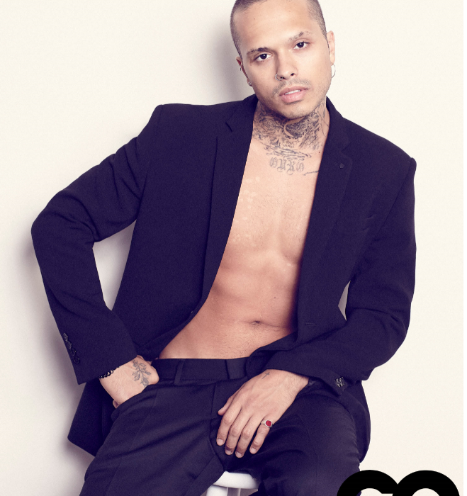 Vitão raspou a cabeça e jogou cabelo no mar; confira fotos! Música