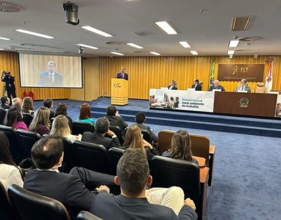 Democracia e Trabalho Colunismo Social