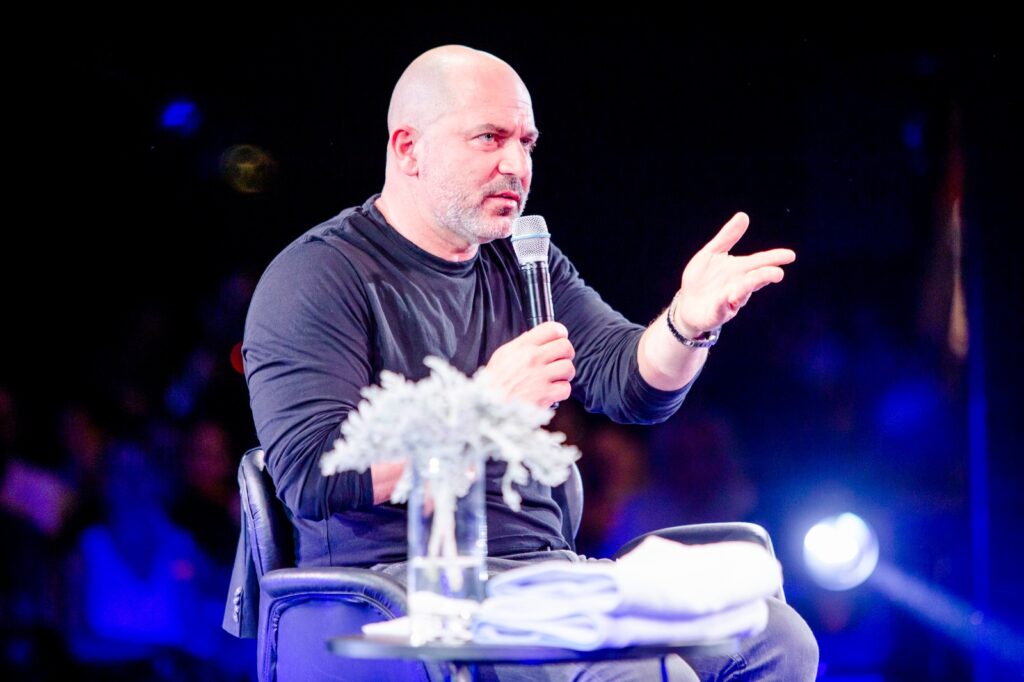 Estrela da série Fauda participa de talk show com Dan Stulbach em evento que lotou o Clube Hebraica Celebridades