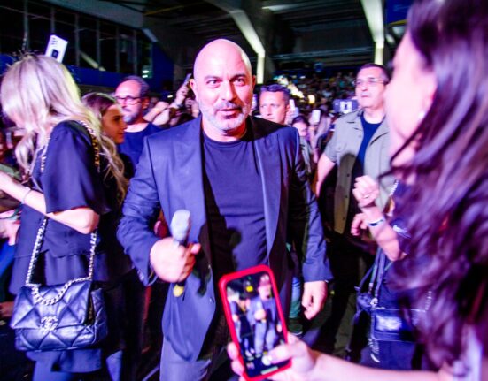 Estrela da série Fauda participa de talk show com Dan Stulbach em evento que lotou o Clube Hebraica Teatro