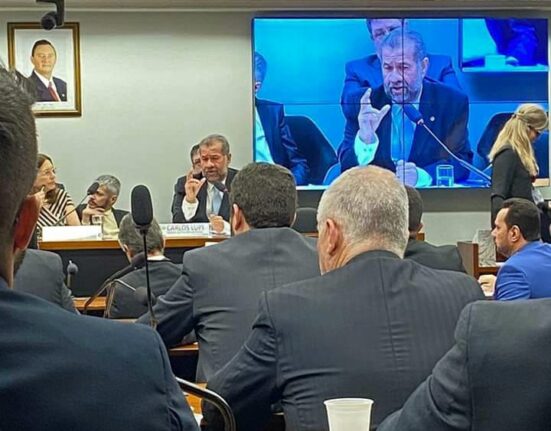 Carlos Lupi, na Câmara Federal Colunismo Social