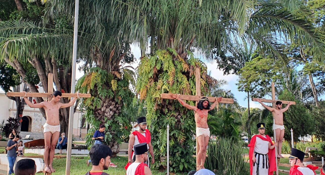 Mais de 100 jovens atores encenam morte paixão e ressurreição de Cristo, em Nova Veneza, nesta sexta Cultura