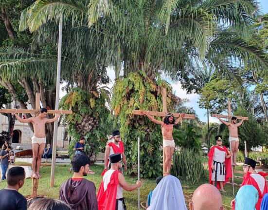 Mais de 100 jovens atores encenam morte paixão e ressurreição de Cristo, em Nova Veneza, nesta sexta Gastronomia