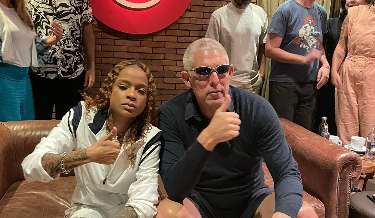 Mc Dricka apresenta seu novo dvd "Mega da Rainha" para Lyor Cohen Música