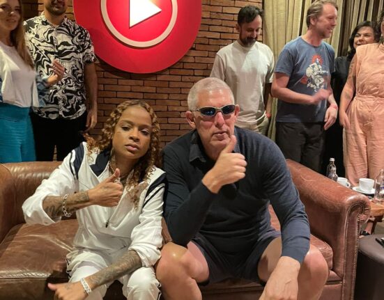 Mc Dricka apresenta seu novo dvd "Mega da Rainha" para Lyor Cohen Música