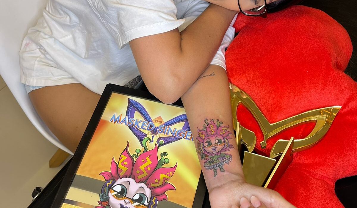 Vencedora do Masked Singer, Flay tatua personagem Vitória-Régia: "Eternizar esse sonho em mim" Celebridades