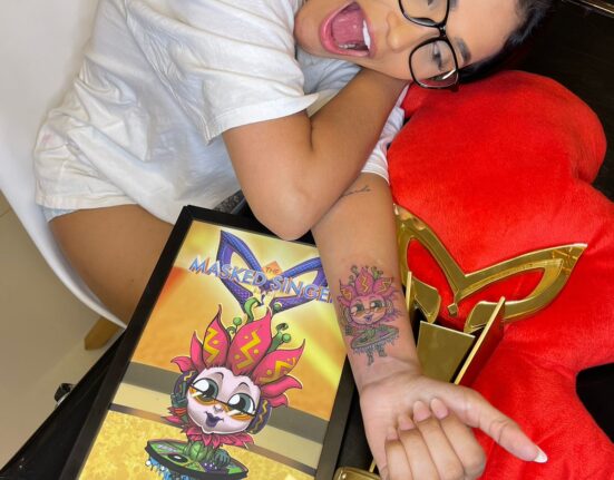 Vencedora do Masked Singer, Flay tatua personagem Vitória-Régia: "Eternizar esse sonho em mim" Moda
