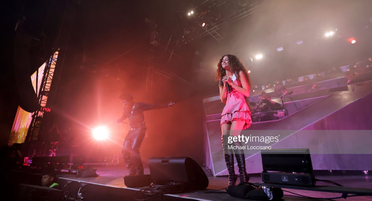 Zendaya usa Christian Louboutin em apresentação surpresa no Coachella Moda