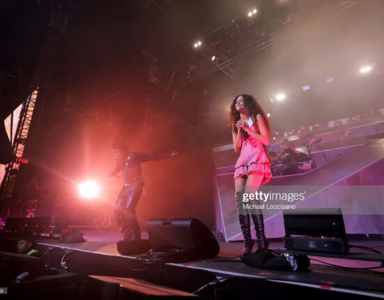 Zendaya usa Christian Louboutin em apresentação surpresa no Coachella Eventos